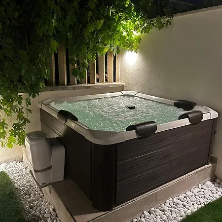 Luxury Collection Sea Jacuzzi Apartment *